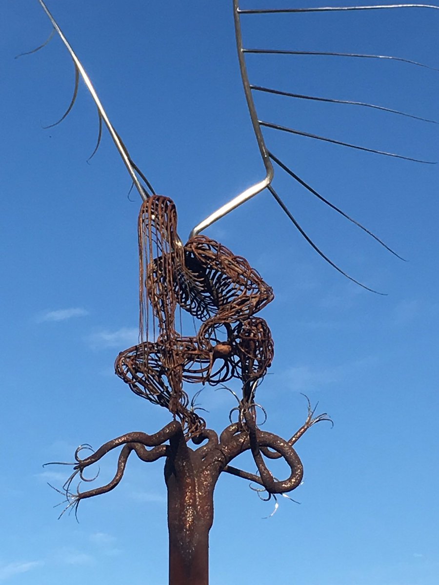 Quini_1982's tweet photo. Ojo a la pedazo de estatua que hay en el polígono de San Sebastián de los reyes. Paso muchísimas veces por aquí y siempre me flipa verla. https://t.co/JUZvWSqVq9
