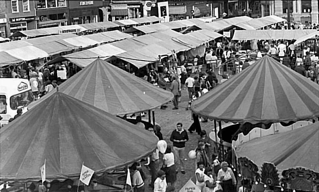 HeartofNewark's tweet photo. Here's a pic of Newark #market place in 1982 and it looks like there were also some fairground attractions. There's lots planned for this year too so make sure you and your friends subscribe to our Twitter and Facebook feeds to be kept up-to-date :-) @LoveUrLocalMkt #linsconnect https://t.co/QSYVtJWbcL