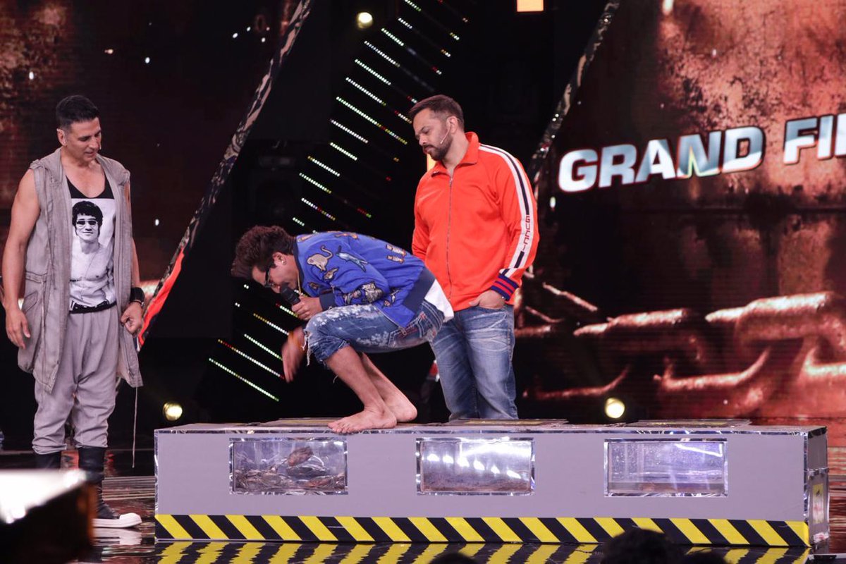 Singing and stunting! Is @writerharsh capable of this endeavour? Watch to know! #KKK9 #JigarPeTrigger #KKK9GrandFinale @akshaykumar #RohitShetty