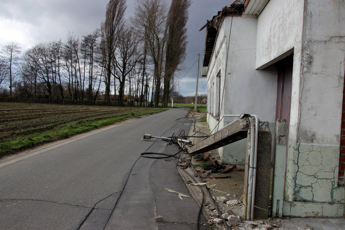 GVanhessche's tweet photo. Vandaag overal stormschade. Overal had de brandweer handen te kort. Ook voor Fluvia post Zwevegem was het een drukke dag met bomen in o.a. Kortrijk en Zwevegem, dakpannen in o.a. Heestert en hulp bij het dak van de kerk in Vichte. https://t.co/8f3HADSb3c