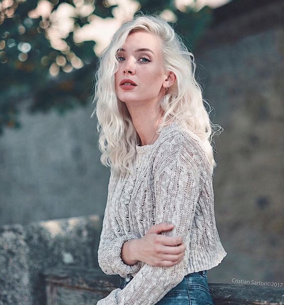 ChaserAriadna's tweet photo. Después de muchas decoloraciones, por fin he conseguido tener el pelo blanco, como quería. https://t.co/OlHrgfTfYc
