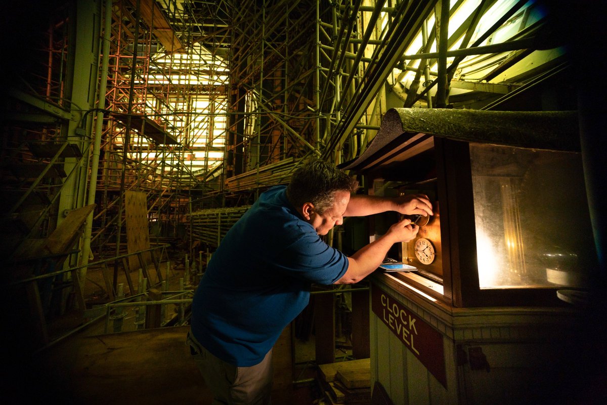 During daylight saving time, he’s Philadelphia’s man of the hour!
"Little clocks control these giant clocks. It’s kind of cool." Says Joe Brasky, a building service manager at City Hall. "Each individual clock has to be set."
philly.com/news/philadelp… #phillydotcom #cityhall