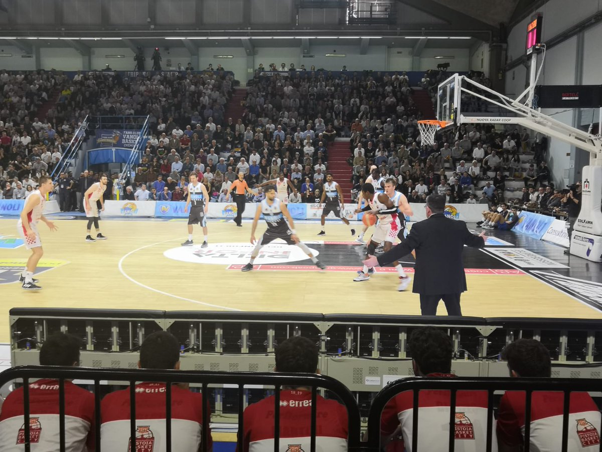 MaxAldi67's tweet image. Game day at Cremona: Vanoli vs Pistoia.
Crawford @TheRealDrewski1 , Mitchell and Auda on the floor!!