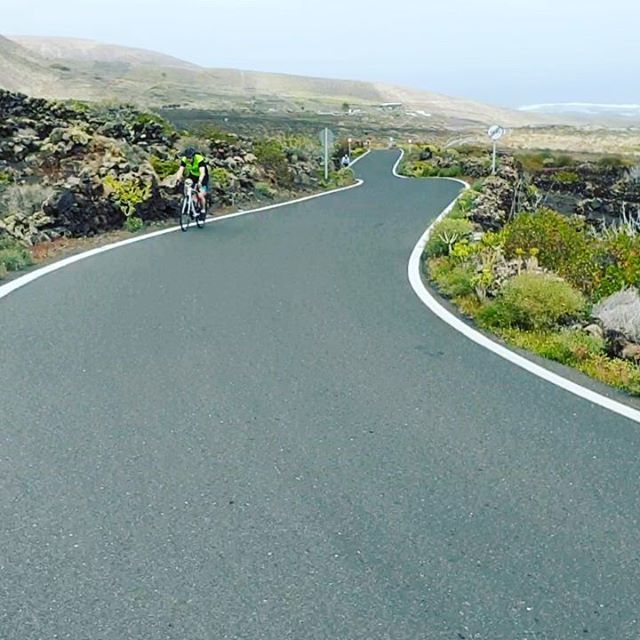 PrimedCoaching's tweet image. A “wee“ climb out from Orzola to see how the climbing legs are feeling 🚵‍♂️🚵‍♀️ 🌞🌞🌞
#triathleteintraining
#trilifestyle
#ironmancoach
#ironmanireland
#swimbikerunworld ift.tt/2J6vSCT