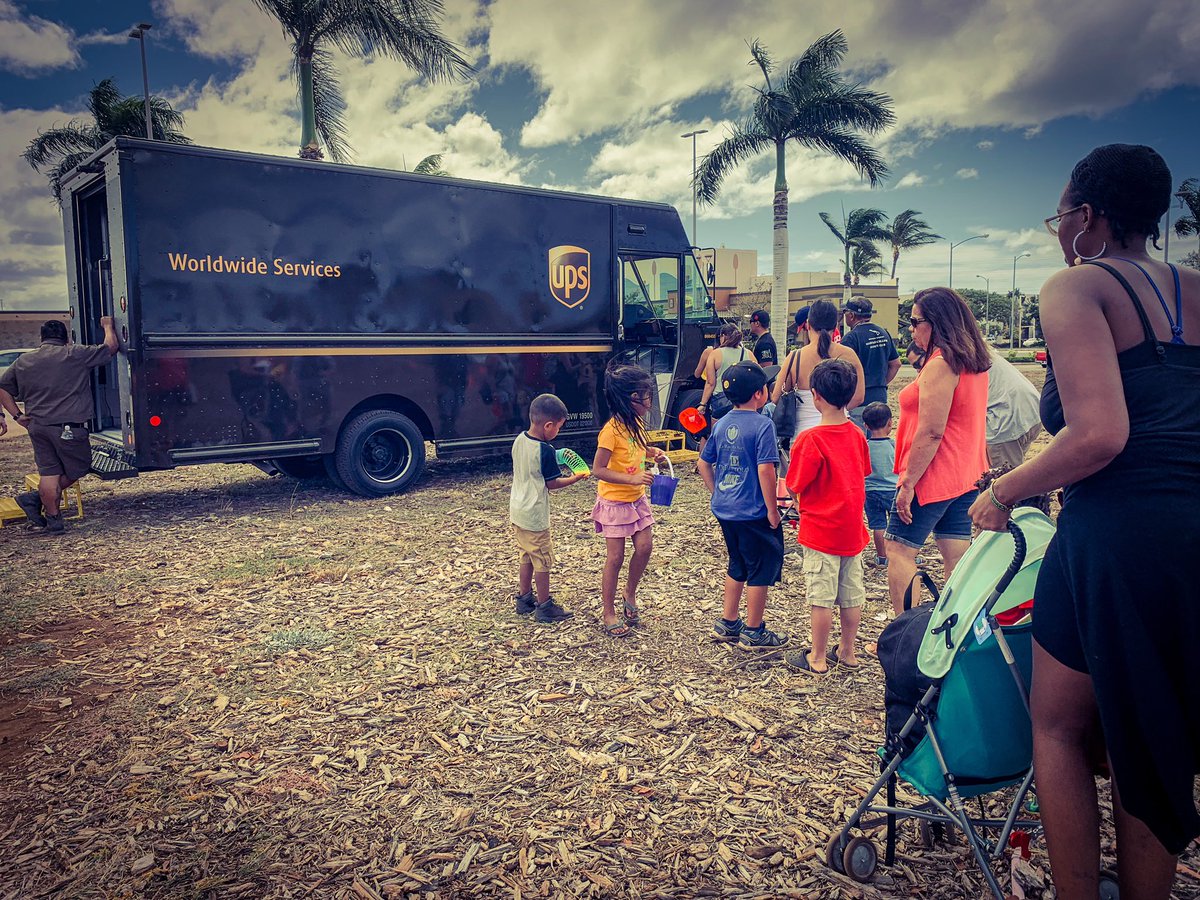 Metro Driver Joshua Liu gives keikis of the westside a glimpse of the #ups driver life at the Kapolei Touch a Truck event today. #UPSHawaii #TouchATruck #ThumbsUPS