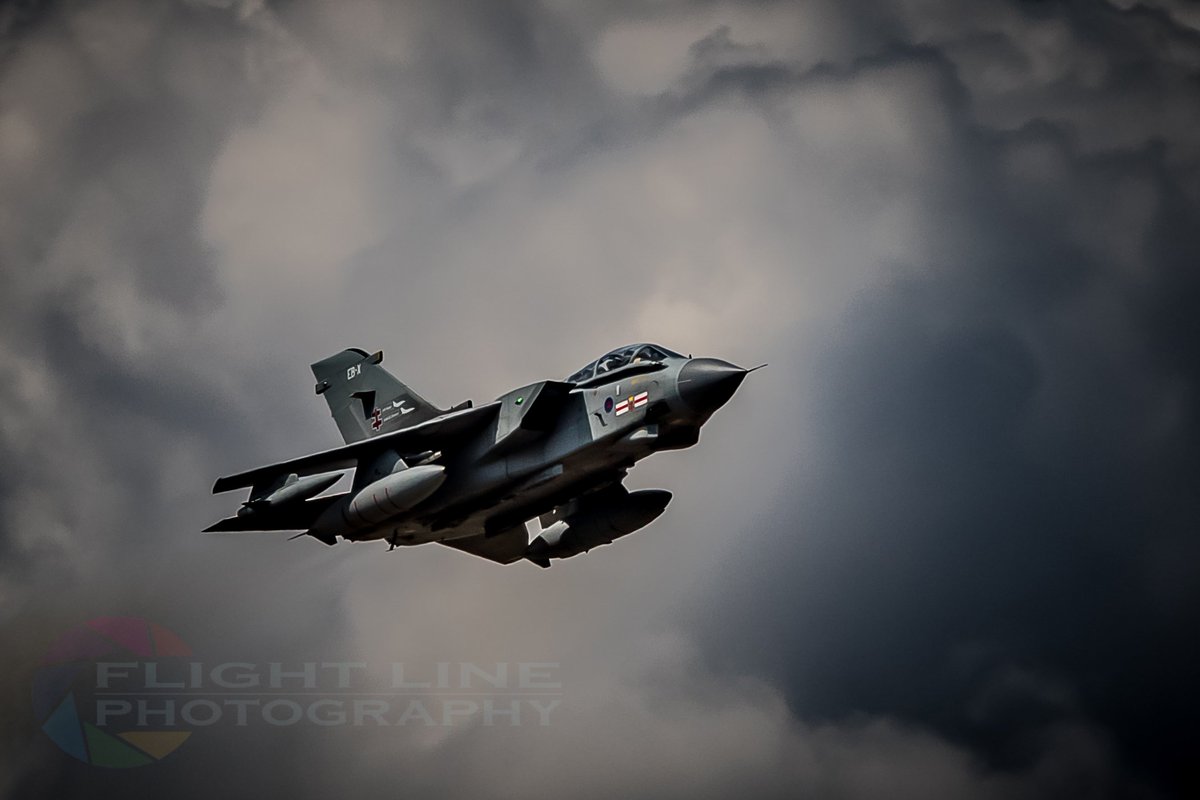 flight_photo's tweet photo. Former @41RTES bird 'EB-X' bowing out of @airtattoo 2018 in style.
@No41Association @RAFMarhamMedia @StnCdrRAFMarham @MarhamHeritage @RIATPR @RIATAirOps #avgeek https://t.co/DqZKibkeHN