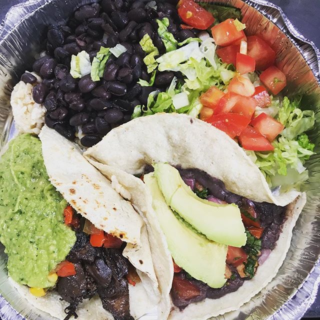 iamblondilox's tweet photo. @tacodeli in my belly 🌮 
Blue Plate special* 2 tacos, rice beans &amp; salad. I went for Freakin’vegan &amp; Space Cowboy (no cheese) tacos &amp; all the hot sauce. 🌶  #tacotime #hangovercure #tacodeli https://t.co/wxl9VIeuFI https://t.co/VuHiVPdk4h
