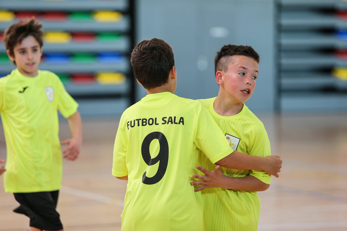FCF_CAT's tweet photo. ⚽️👟 [CRÒNICA} Catalunya Benjamí s'exhibeix amb una victòria sensacional https://t.co/l7nmPsrvRR #SeleccionsCatalanesFS #BenjamiFS https://t.co/Npa112vyVL