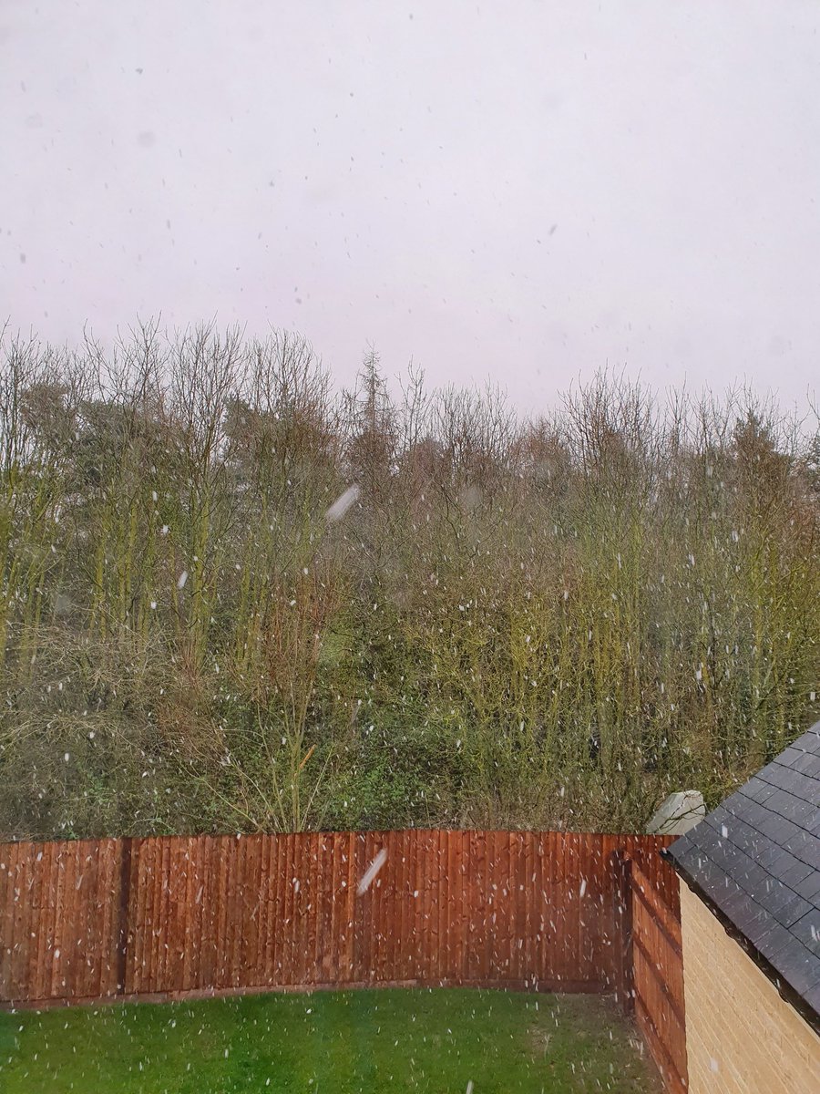 array_j's tweet image. What on earth is going on with the British weather 😂 now heavy snow..but it is not settling. Man global warming really is having some effects, although some would say this is typical England for you Haha.