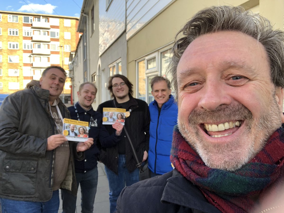 LeeHunt6's tweet image. With one of our hardworking #TeamLibDems #SuperSunday #LibDemChats #LibDemDoorsteps meeting 100s local residents with @portsmouthld @suzy_horton @Steve__Pitt #Portsmouth #LibDems #WorkingAllYearRound w @davidfullerld @mwinnington @TGTempleton @darrensandersld @PeterBrook4 😊