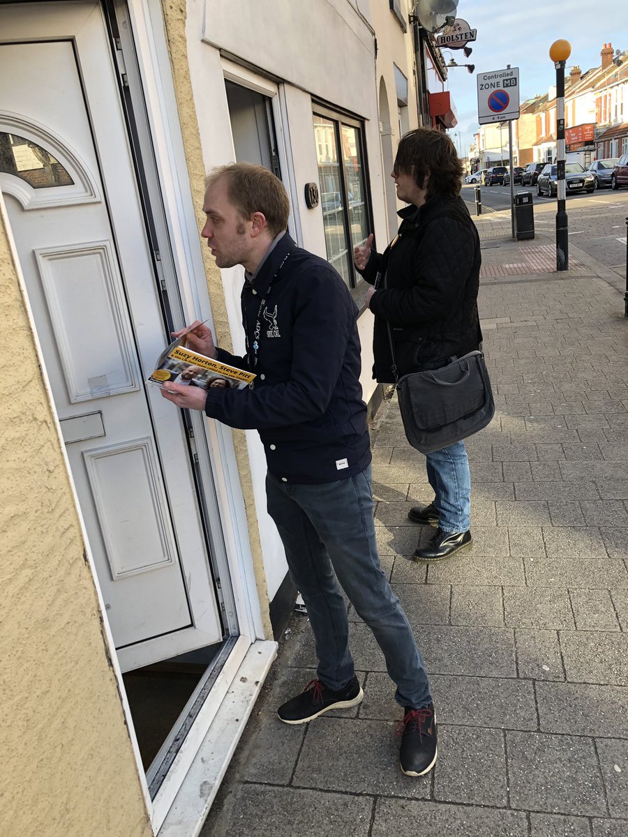 LeeHunt6's tweet image. With one of our hardworking #TeamLibDems #SuperSunday #LibDemChats #LibDemDoorsteps meeting 100s local residents with @portsmouthld @suzy_horton @Steve__Pitt #Portsmouth #LibDems #WorkingAllYearRound w @davidfullerld @mwinnington @TGTempleton @darrensandersld @PeterBrook4 😊
