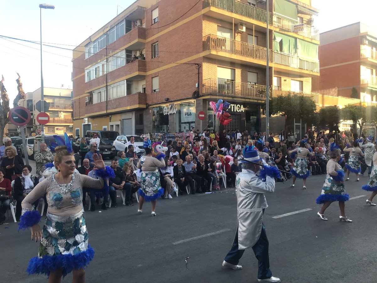 Nuestros compañeros @miguelnoguera07 y <a href="/Jose_Burruezo/">José Burruezo Espín</a> presencian el magnífico carnaval de Llano de Brujas. Color, plumas y diversión que estos días llenan nuestras pedanías #MurciaMola #MurciaSeMueve <a href="/carnavalelsalar/">CarnavalLlanoBrujas</a>