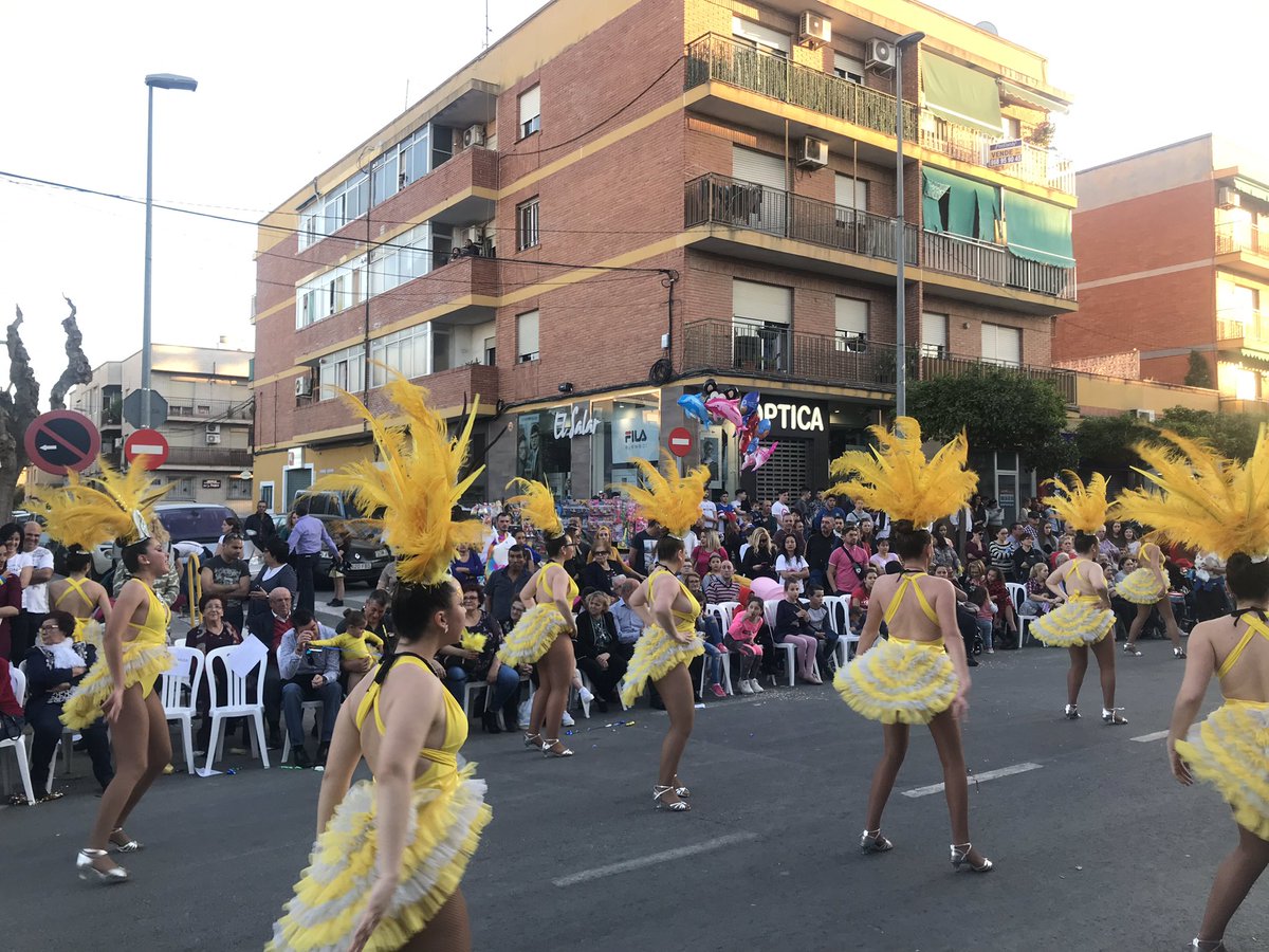 NNGGMMURCIA's tweet photo. Nuestros compañeros @miguelnoguera07 y @Jose_Burruezo presencian el magnífico carnaval de Llano de Brujas. Color, plumas y diversión que estos días llenan nuestras pedanías #MurciaMola #MurciaSeMueve @carnavalelsalar https://t.co/w4IFsegsee