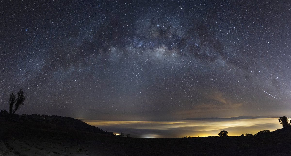 Alejandro__Ge's tweet image. Hace casi un año que no fotografío la Vía Láctea y ayer se dejó ver de esta manera y con esta foto iniciamos la cacería de fotos nocturnas del 2019 📸🌟