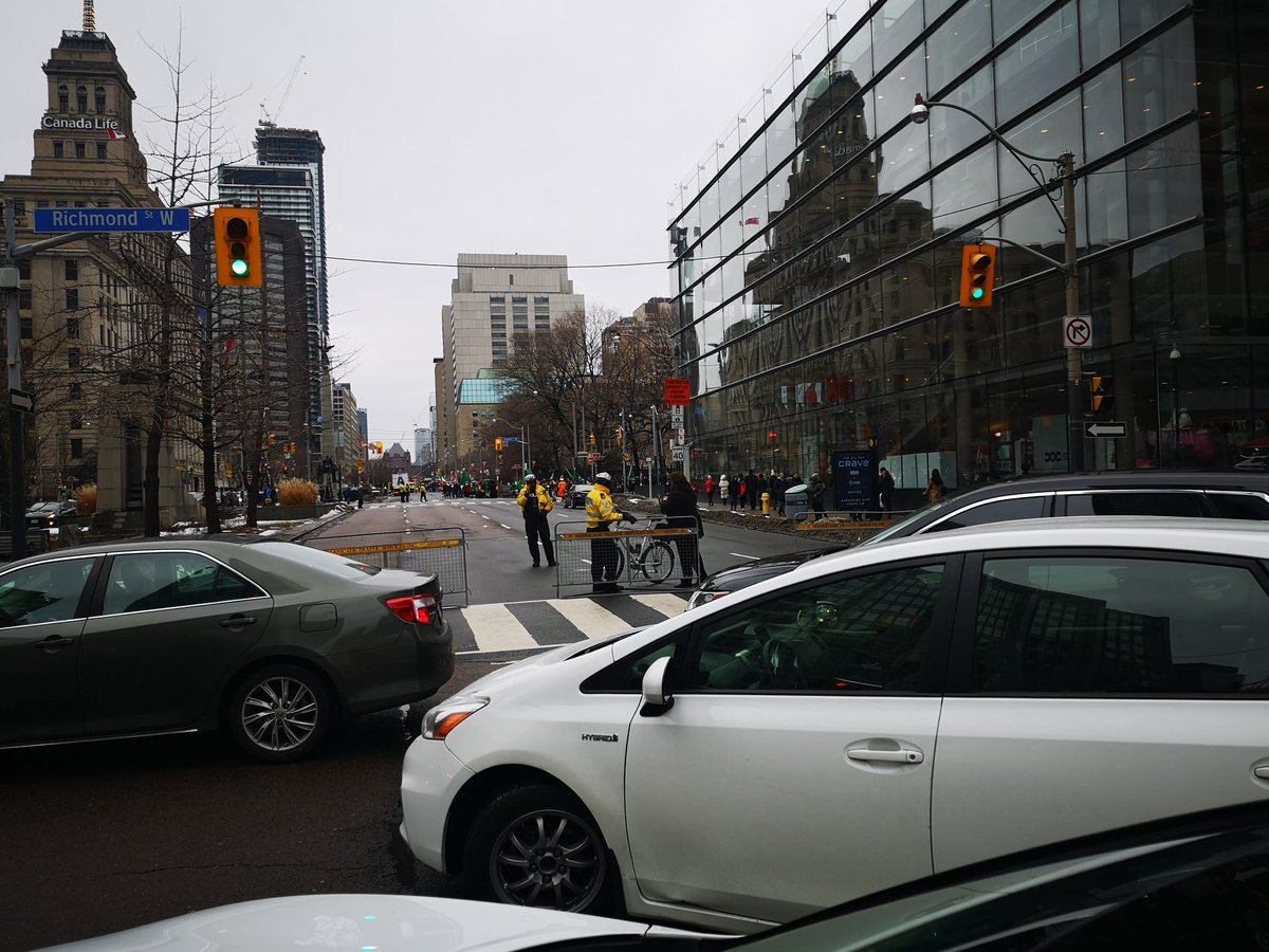 SafeAwareDriver's tweet image. Instead of just blocking traffic how about helping to alleviate  congestion by directing traffic!

@TrafficServices @311Toronto @JohnTory