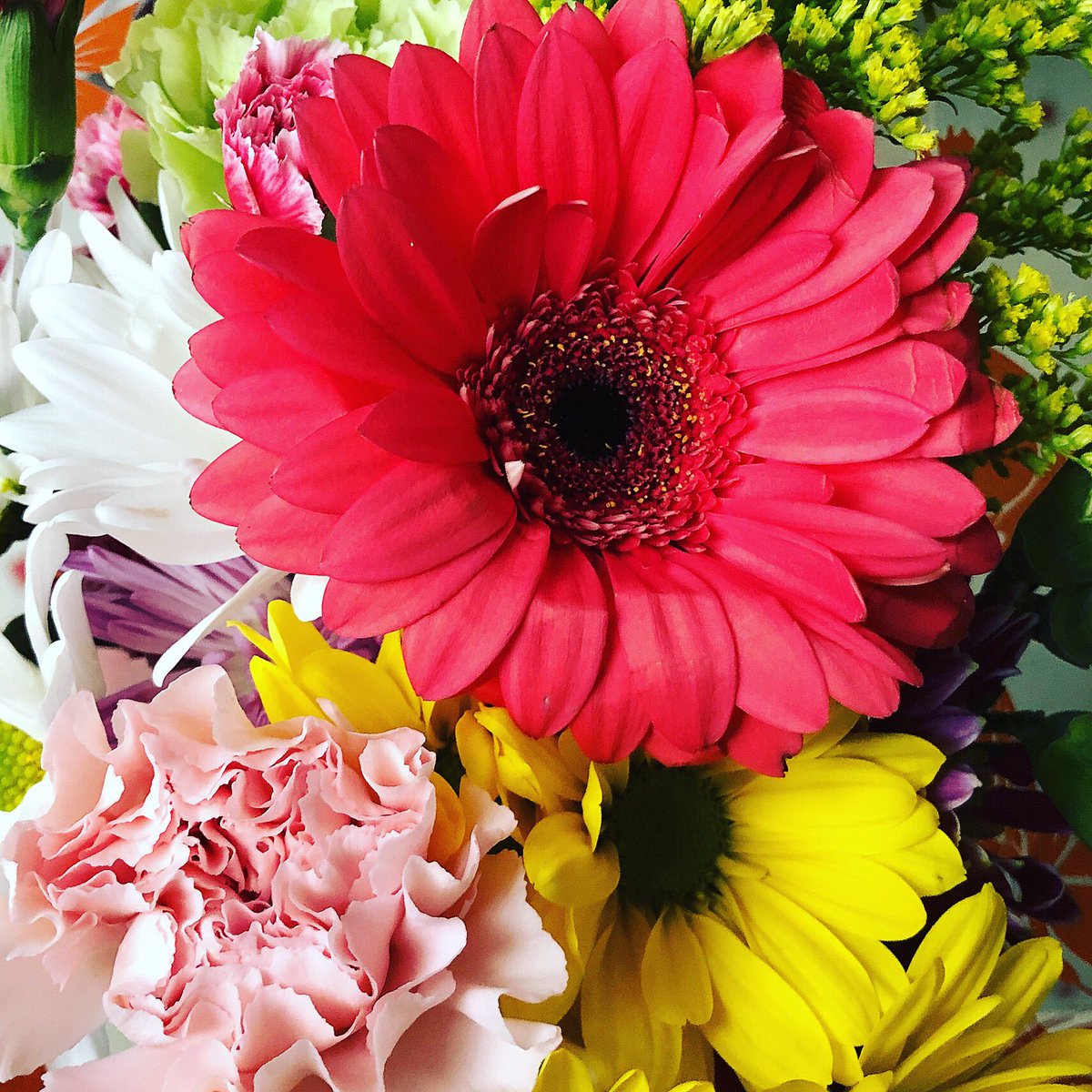 💐#floraldesign #floralarrangements #freshcutflowers #flowers #designinspo #colorfulliving #springtime #spring2019 🌸