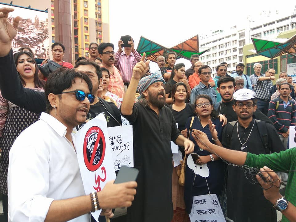 #Secular India*#Brand West Bengal*
Today at Kolkata,a Massive March protested Mamata B Govt's fascistic banishment of movie #BhobishyoterBhoot .Many former supporter-'intellectuals' of Mamata B joined the March.Perhaps,they realize that Mamata B has no difference with Modi.
