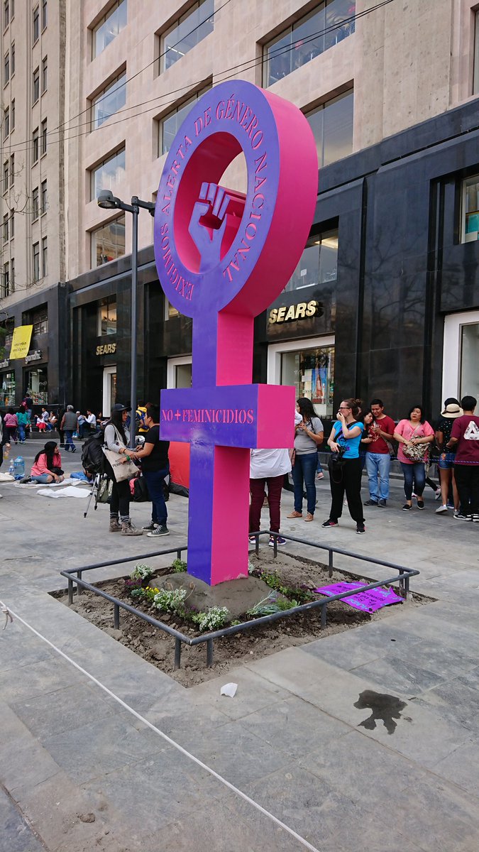 CarlaMarabunta's tweet photo. Pregunta para el @GobCDMX @Claudiashein; elementos de la @SSP_CDMX  han molestado a compañeras diciendo que tienen la orden de quitarlo, ¿eso es cierto? ¿O se respetará? https://t.co/2dzCYZVNEv