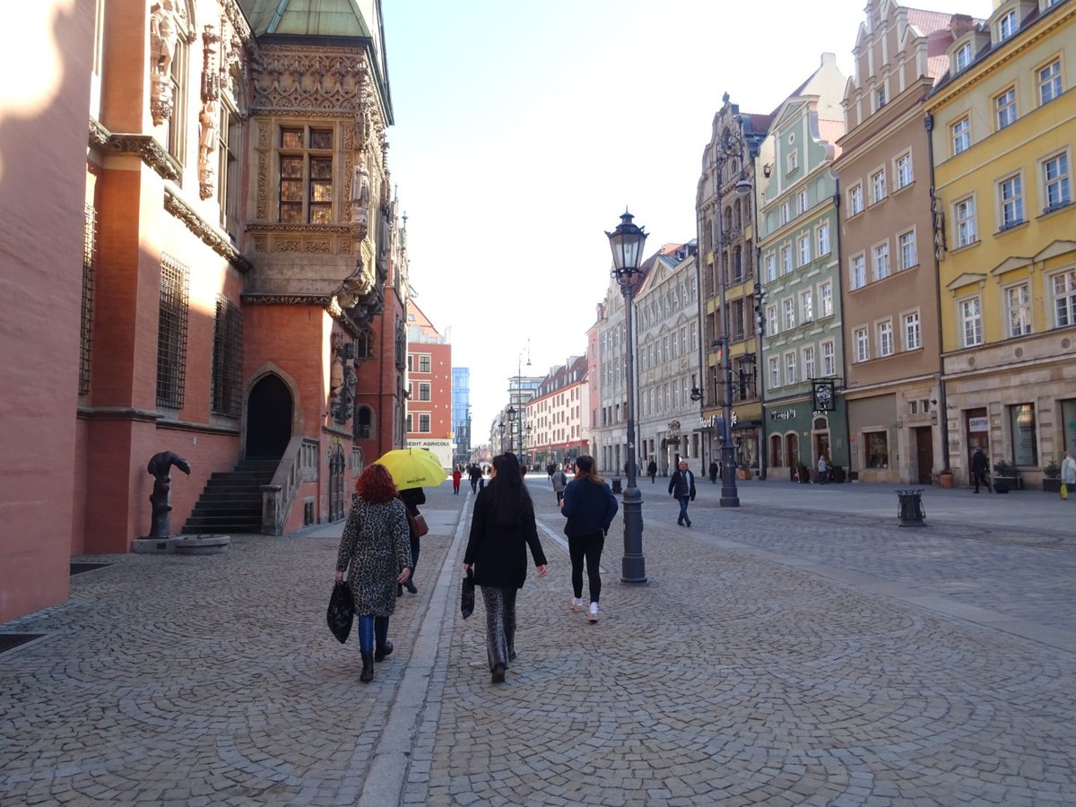 natpackertravel's tweet photo. Just a few of the sights seen on the #walkative tour of #Wroclaw. Lucas was a great guide, he took us to the Market Square, Cathedral Island, Love Lock Bridge, Hansel and Gretel and more. I love a good #freewalkingtour
#europacker #walkingtour #visitWRO #polskatravel https://t.co/SmGX6oQACU