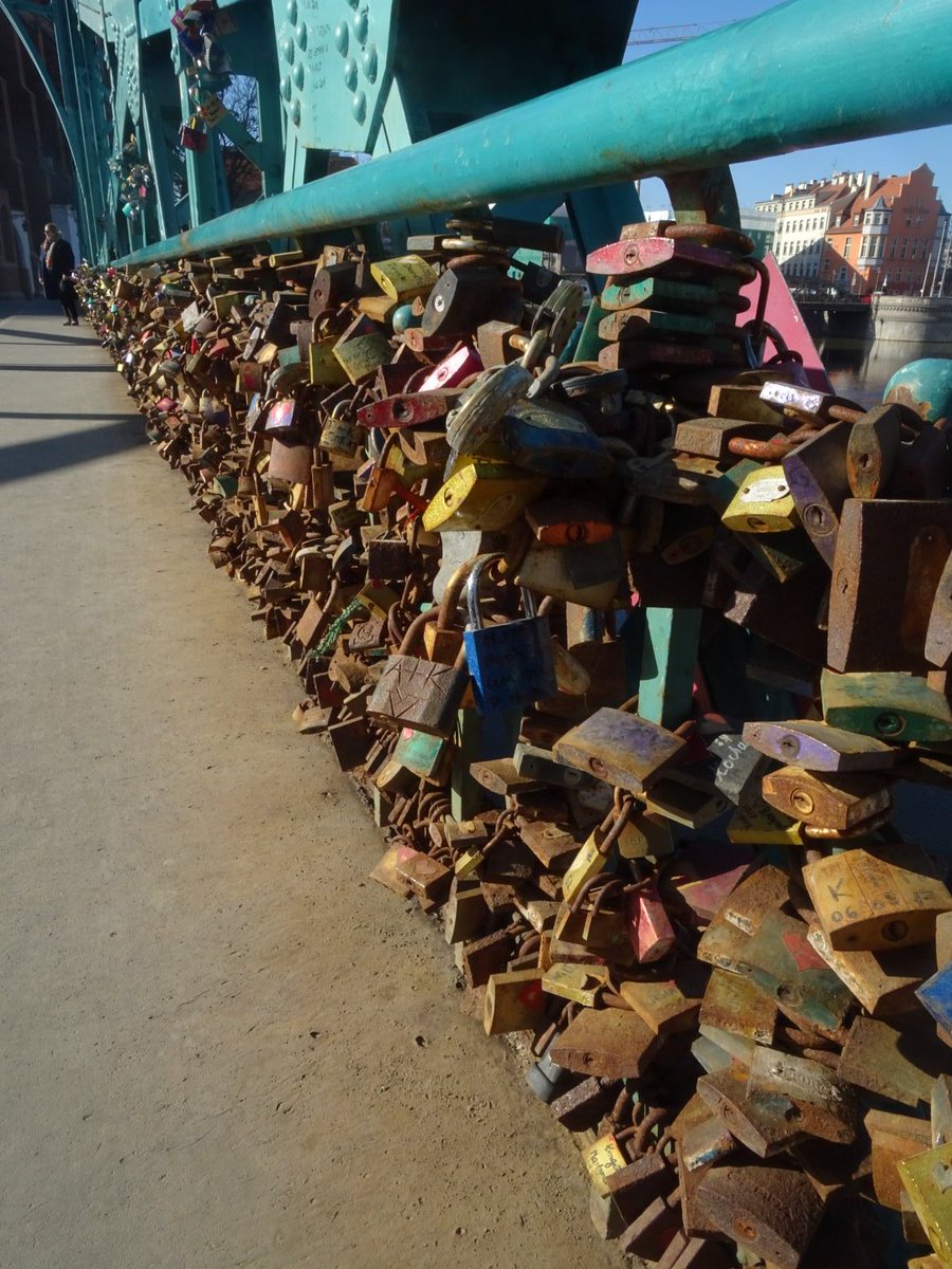natpackertravel's tweet photo. Just a few of the sights seen on the #walkative tour of #Wroclaw. Lucas was a great guide, he took us to the Market Square, Cathedral Island, Love Lock Bridge, Hansel and Gretel and more. I love a good #freewalkingtour
#europacker #walkingtour #visitWRO #polskatravel https://t.co/SmGX6oQACU