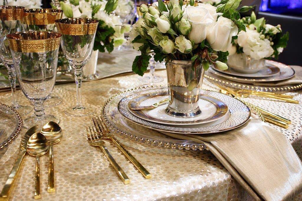 ROneLinens's tweet image. Our Champagne Silver Metallic Mini Dot linen making a fabulous statement. ✨ #Repost @TownCountryLA