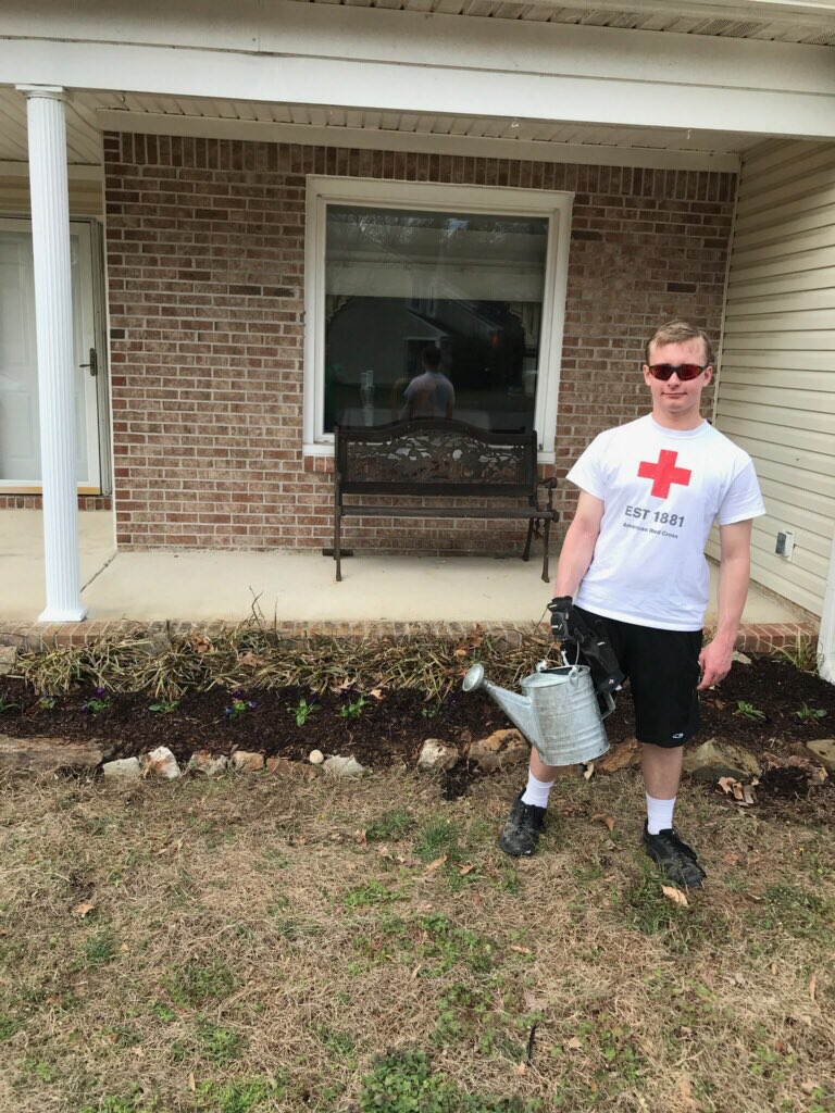 HickoryHighSCA's tweet photo. Thank you Mag Frat! 20 bags of leaves raked, flowers planted and beds mulched for one of our amazing teachers! ❤️ #magfrat #helpinghands #wearehickory https://t.co/9lTgr9ULDc
