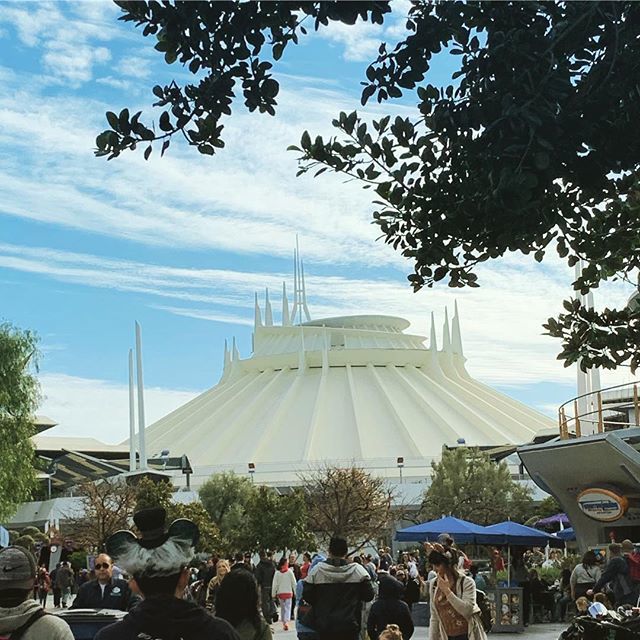 VoiceofRatana's tweet image. Sometimes the best therapy is a long walk in the park. I chose Disneyland. 16,000 steps, a Mickey shaped pretzel, surprise meetings with old friends, and chilly sunshine. And this view of Space Mountain. .
.
.
.
#disneyland #princessintraining #spacemoun… ift.tt/2u1FEMa