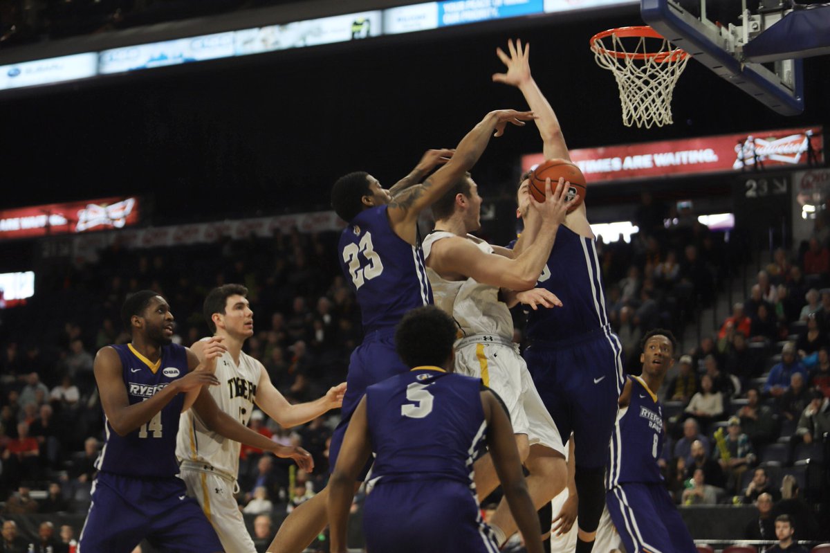 Bronze Medal Final 🚨 After the first half it’s <a href="/ryersonrams/">Stuart Campbell</a> 40 <a href="/DalTigers/">Dal Tigers</a> 32.
