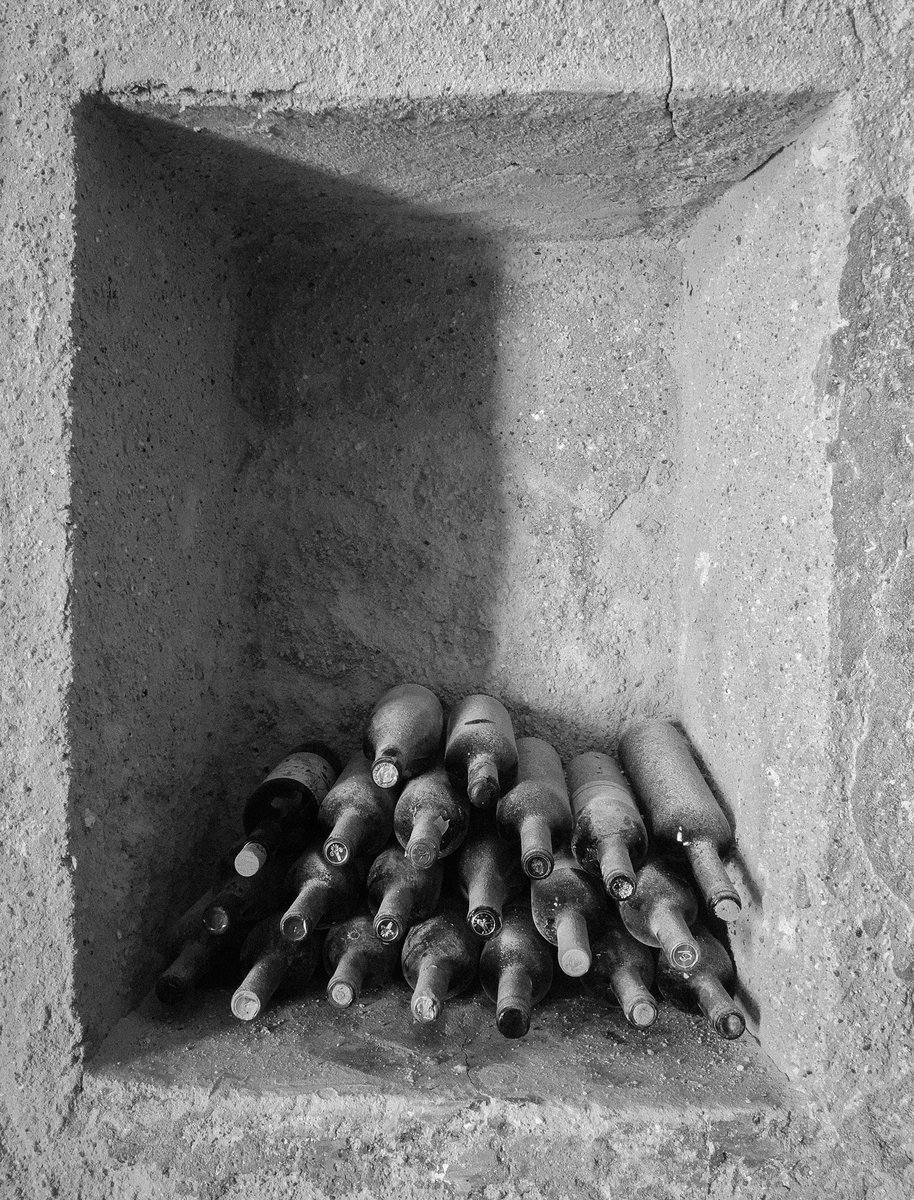 PhonetographyT's tweet photo. History, bottled
.
#phoneographic #mobile_photography_ #phonephotography  #iphonephotography #iphonetography #phonetographytours #phonephotographer #phonephotos #Santorini #Greece #photo #phototour #instagreece #blackandwhite #wine #symposionsantorini #worldmobilephotography https://t.co/LnU7ij2WJb