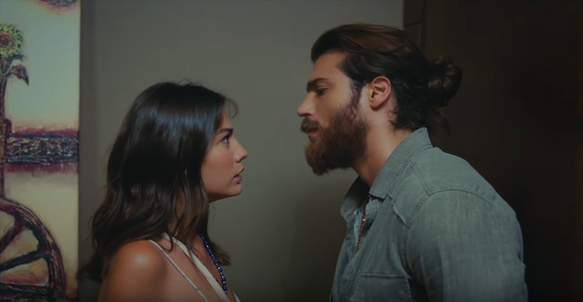 3. Bölüm: the photo shoot with Arzu has ended. Sanem got rid of her in mixing strawberries in her smoothie, a fruit the model is highly allergic to ... Can understands what Sanem has done and asks for an explanation ...