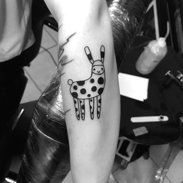 IngunnDybendal's tweet photo. So happy I got to tattoo my bunny giraffe today @classiccustomoslo 😍🙏🏼 #love #catpie #tattooapprentice #fun #illustration #tattoo #blackwork #flashday #sundayfunday #oslo #lucky7 #bunny #giraffetattoo https://t.co/rvRZaPUfV2