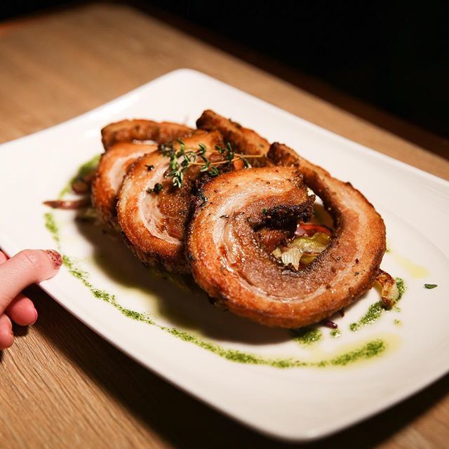 Crispy-skinned tender porchetta 😎| #hangrydiarysavory #hangrydiarytravel
@thefactorykitchen
📍 3355 S Las Vegas Blvd, Las Vegas, NV 89109, USA
🍴Porchetta
💲29
😋😋😋😋😋
🐼 Follow us on IGTV: hangrydiary
‼️Tag your friends👬👭👇🏿