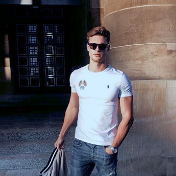 "Two days 'til I'm back on the road and I'm wantin' you
 I hear you calling me, so come on to me tonight
 No time to be worried about what we wanna do
 Just take care of me, I'll let you take the lead tonight
 
 Llévame a ciudad del sol
 Llévame, llévame
 Donde dejé mi corazón."