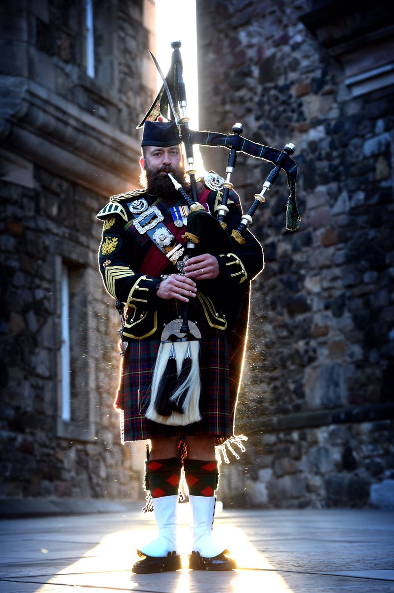 Happy International Bagpipe Day from the Royal Regiment of Scotland! Pipe Major Colin Simpson (4 SCOTS)  pictured recently at Edinburgh Castle.
#internationalbagpipeday #bagpipes #army #soldier #britisharmy #piper #edinburghcastle #bagpiper #lonepiper