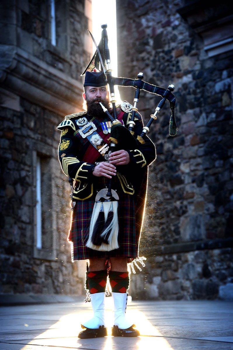 Happy International Bagpipe Day from the Royal Regiment of Scotland! Pipe Major Colin Simpson (4 SCOTS) pictured recently at Edinburgh Castle. #internationalbagpipeday #bagpipes #army #soldier #britisharmy #piper #edinburghcastle #bagpiper #lonepiper