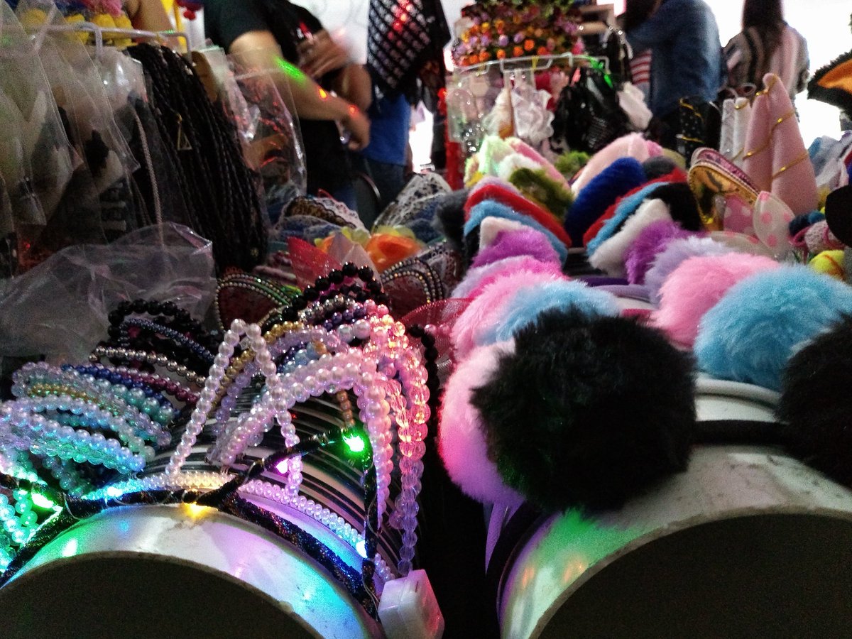 sofii_b's tweet image. Bottons, meias, orelhas, copos, acessórios lindos, polaróides, tem tudo isso na SHeeP, passa no nosso estande no @KPSCWB2017 #kpscwb2019