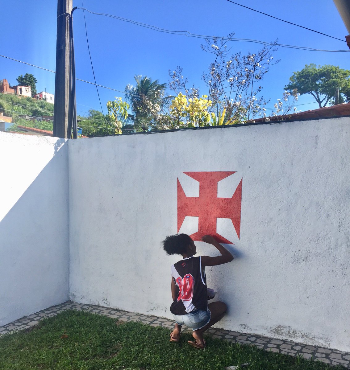 crvaxcodg's tweet photo. passei o domingão fazendo arte no muro de casa 🤙🏾 @VascodaGama https://t.co/gYnq3QeLpd