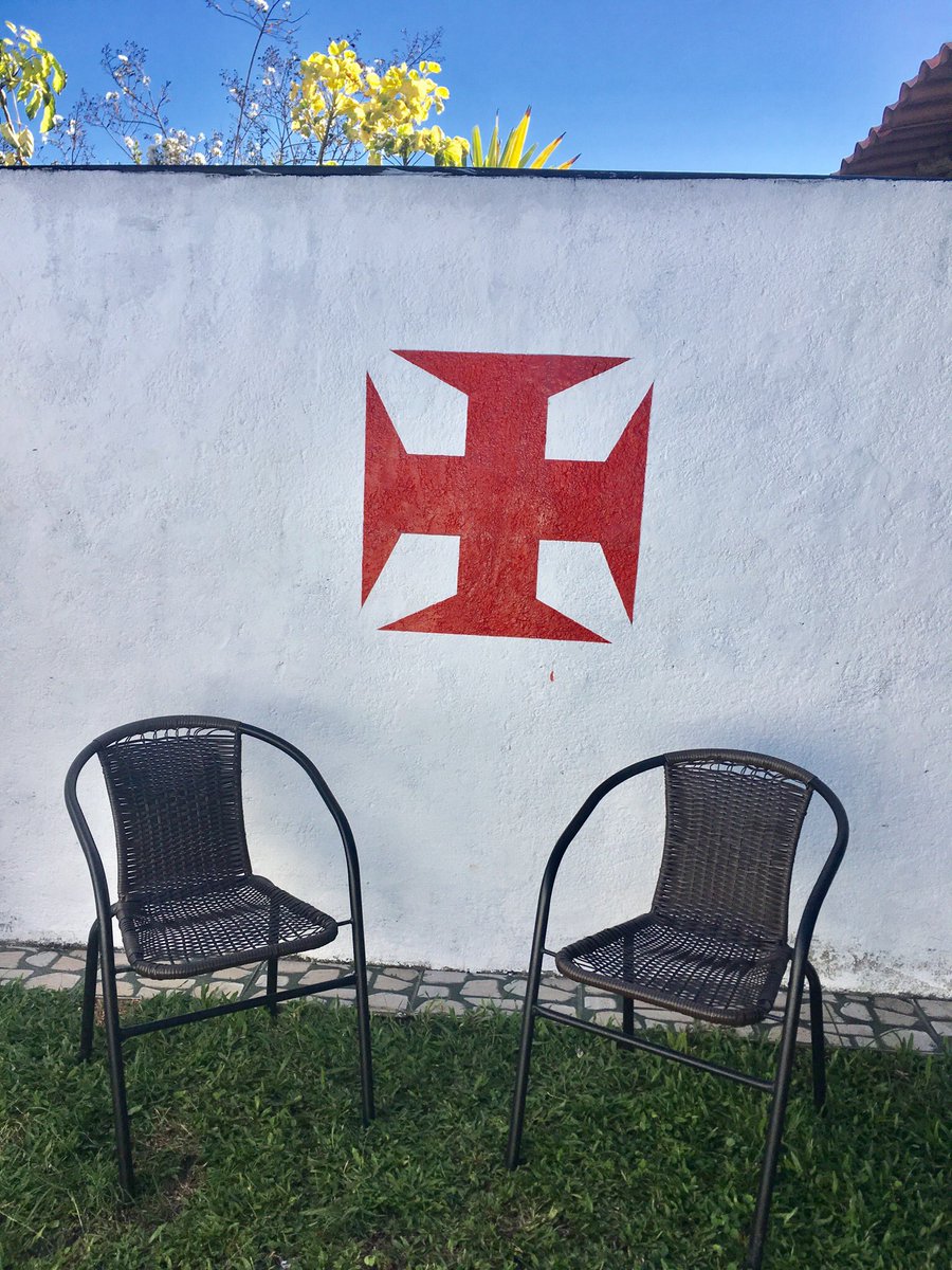 crvaxcodg's tweet photo. passei o domingão fazendo arte no muro de casa 🤙🏾 @VascodaGama https://t.co/gYnq3QeLpd