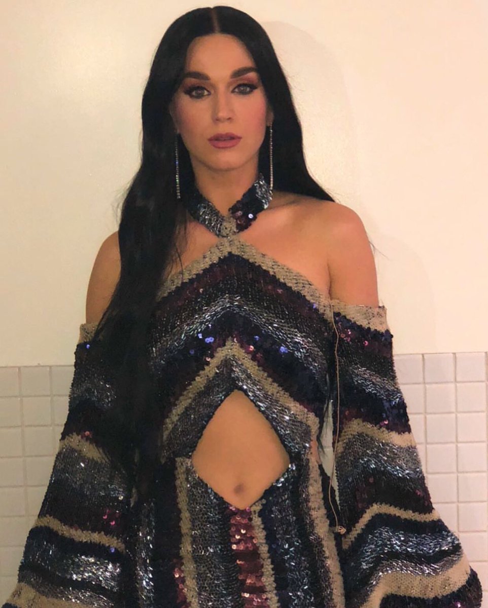 mrreidperry's tweet photo. this look was everything omg even her belly button is serving https://t.co/AEK21feEsx