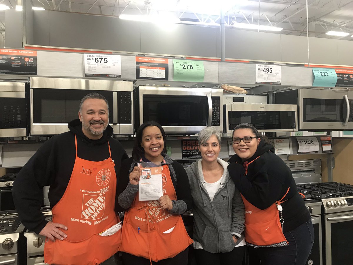 kingsasfamily's tweet photo. Congratulations Megan!  Jeff, specialty DS, gave Megan a homer for excellent customer service even helping solve an appliance issue from another store!  Great job 😁#D172Driven #PacNorthproud #LincolnPride https://t.co/ssjtQnwTbb