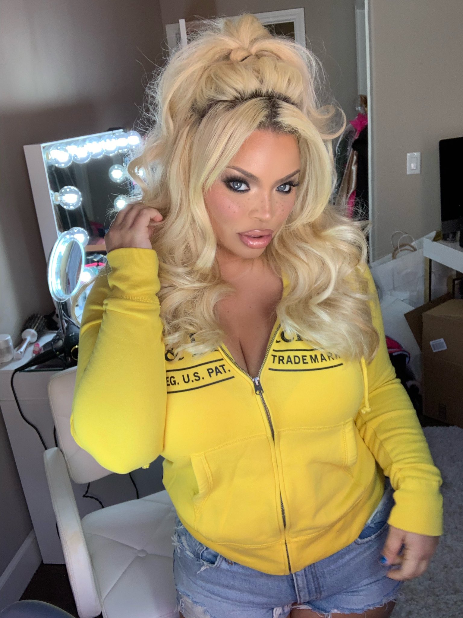 Trisha Paytas On Twitter Fake Freckles Fake Hair Fake Boobs Real 