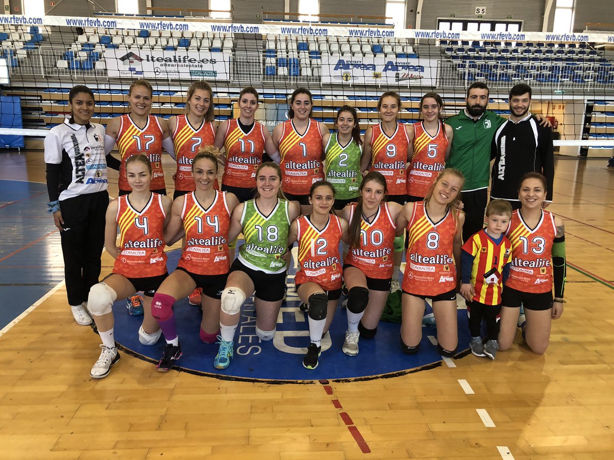VoleibolAltea's tweet photo. Gran jornada, con victoria de nuestro equipos senior y juvenil femenino. También gran fin de semana para los tres equipos que compiten en los Juegos Escolares en Benidorm... Seguimos Creciendo!! https://t.co/2gegzqbKGP