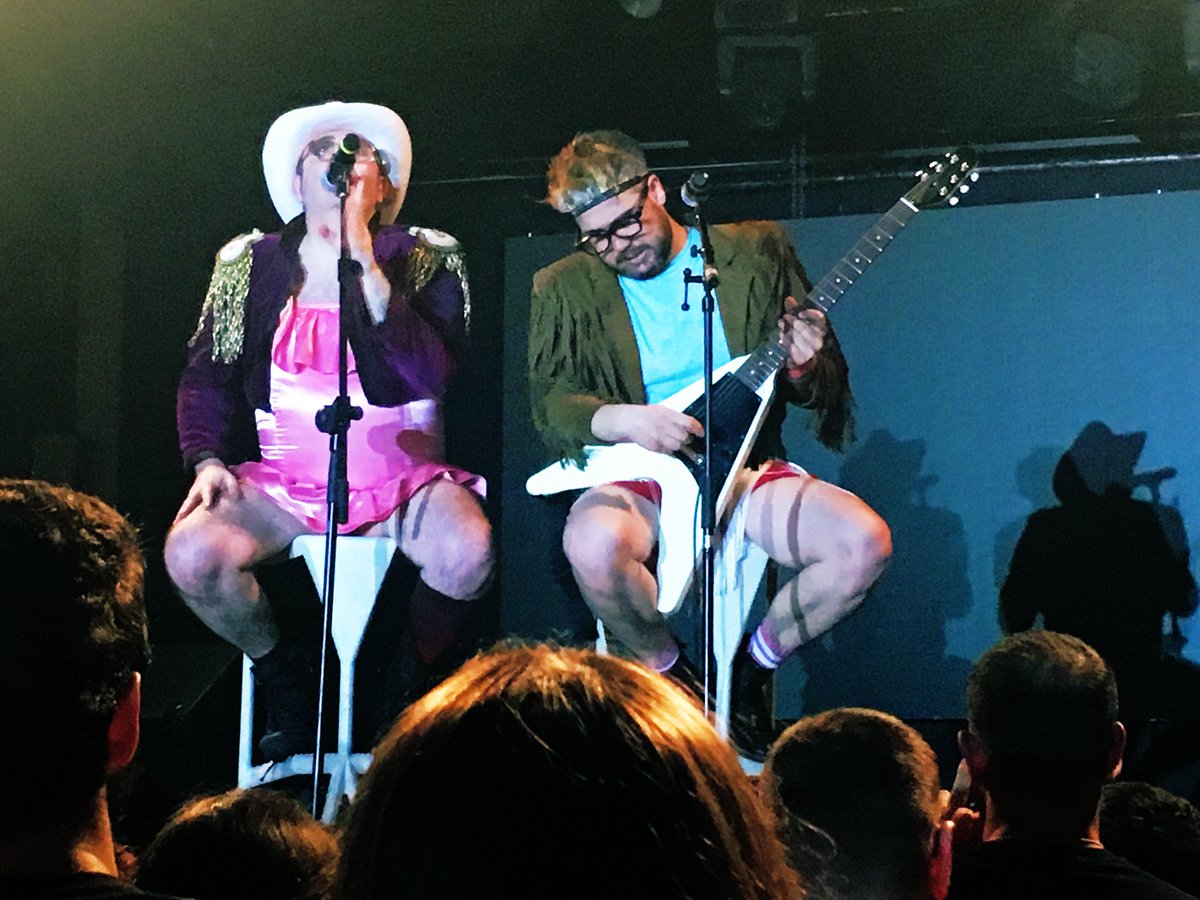 subnopop's tweet photo. @OjeteCalorGrupo a lo Carlos Goñi pero sin provocar un suicidio colectivo y con un poquito de #sabrinamode 😂 https://t.co/6RmqLKuWCv