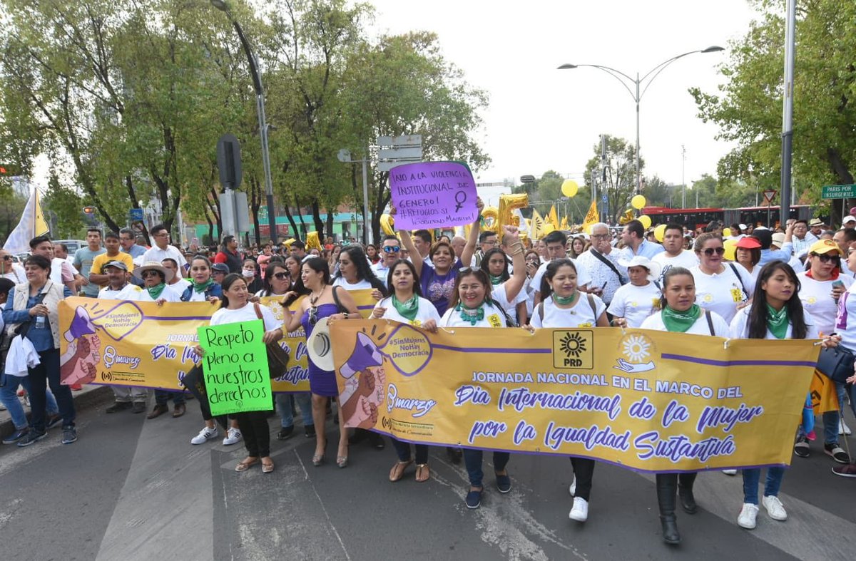 CastelloPRD's tweet photo. Las mujeres perredistas salimos a protestar ante el gobierno misógino de @lopezobrador_ exigimos #seguridadparalasmujeres #AltoAlFeminicidio #EstanciasInfantilesSi #RefugiosSi #8M #NiUnaAsesinadaMas ⁦@PRDMexico⁩ https://t.co/ucJcJCPsXY