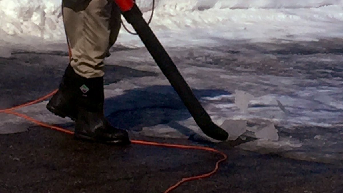 CrankyOtter's tweet photo. Guys, guys! My mom managed to get the ice shattering during my dad’s new trick. He uses the leaf blower to force air under the ice, which lifts & shatters. #MnWinterFun https://t.co/CvjgBt3UQs