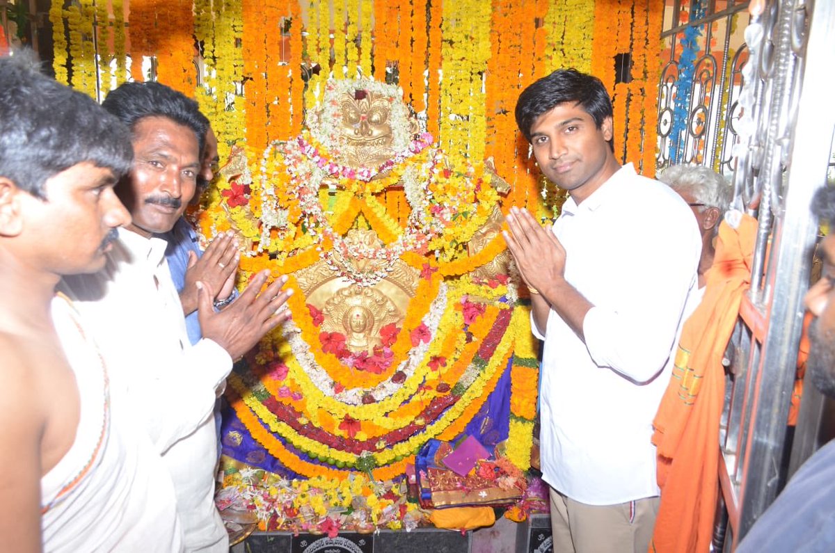 DevarayaluSri's tweet photo. గురజాల నియోజకవర్గం పిడుగురాళ్ళ మండలం జానపాడు గ్రామంలో శ్రీ నీలంపాటి అమ్మవారి తిరునాళ్ళ సందర్భంగా అమ్మ వారి పూజా కార్యక్రమంలో పాల్గొన్న శ్రీ నరసరావుపేట పార్లమెంట్ సమన్వయకర్త శ్రీ లావు శ్రీకృష్ణదేవరాయలు గారు. https://t.co/gEa4fYySAv