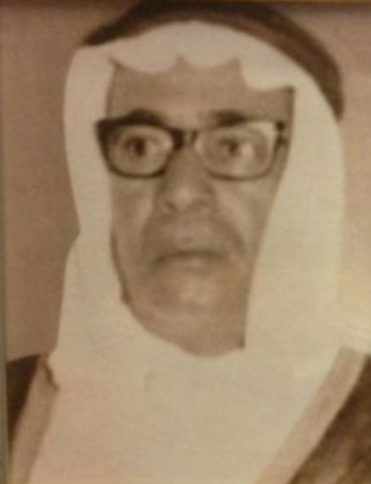 أ.صالح بن عبدالله فضائلي رحمه الله.. ولد ونشا بالمدينة بزقاق مقعد بني حسين.. زاول عدة اعمال وتولى عدة مناصب منها: رئيسا لبلدية المدينة.. رئيس هيئة الادلاء بالمدينة غيرها.. توفي بالمدينة ودفن بها (المصدر ا.عمرو حجازي حفظه الله).