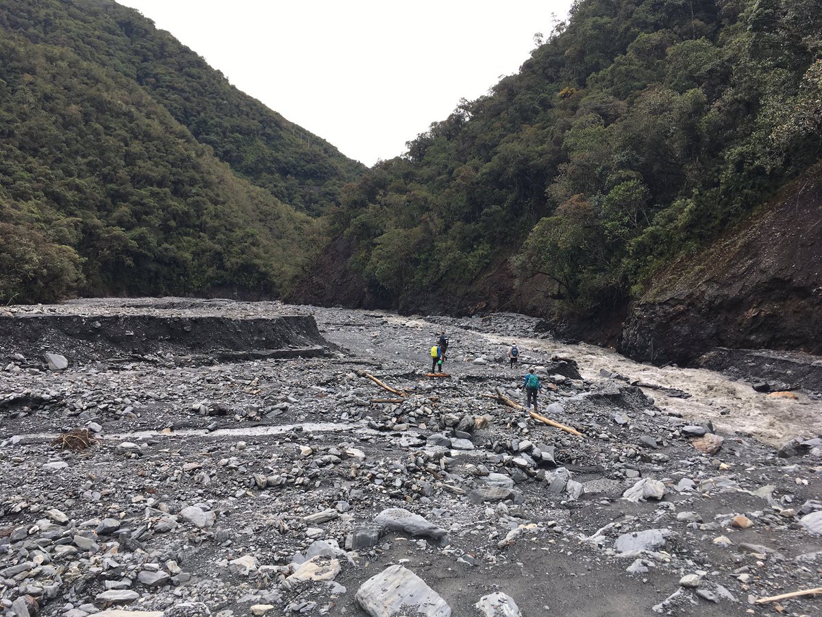 Here in the #Andes sampling to understand rock organic #carbon weathering, another key reaction is va pyrite oxidation. +take a look at this detrital pyrite in the upper #Kosnipata River (&check out @drjoshwest @Dr_Mark_Torres and others work here if you’re interested)