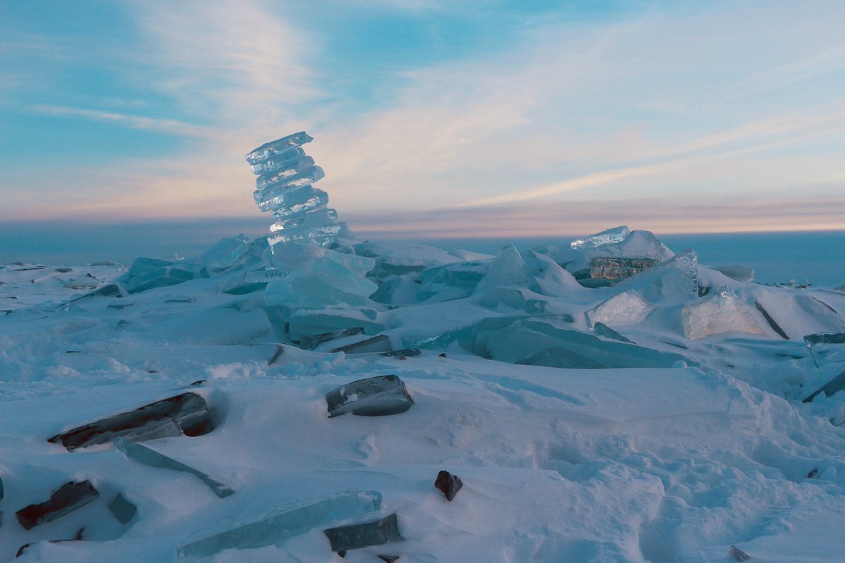 Gorgeous frozen #LakeSuperior <a href="/LakeSuperior/">The G.L.O.A.T.</a>

 #duluthmn #duluth #mn #minnesota