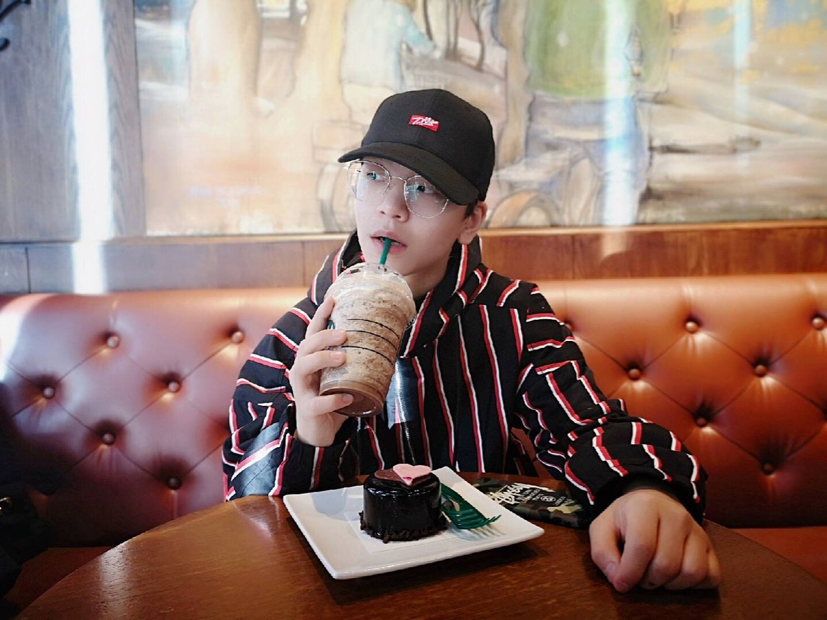 BoyStoryBrasil's tweet photo. 「🎂 • 11.03.19」He XinLong aka
                Xiao KongLong (小恐龙)🐲

Happy Birthday LongLong 🎉🎊
Feliz Aniversário LongLong 🎉🎊

#BOYSTORY #Xinlong #鑫隆 #HappyXinlongDay 🎁 https://t.co/ApkvrOfr1p